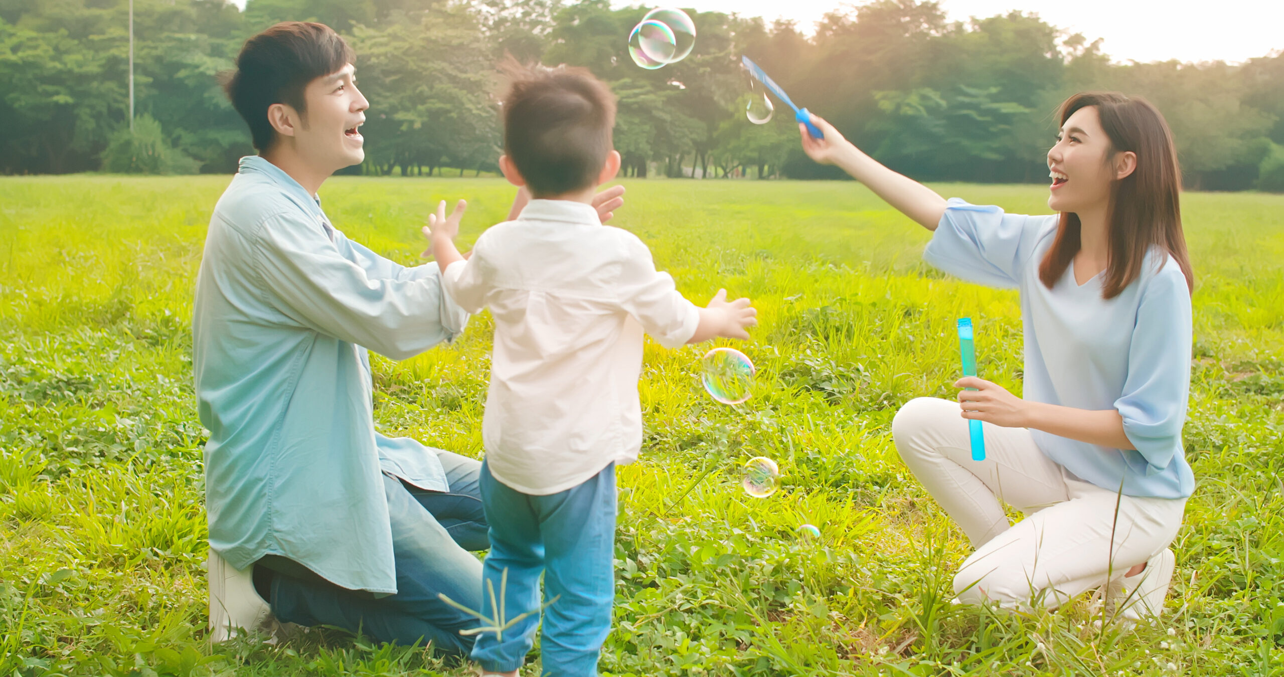 50代からの年の差婚で叶える、温かい家族と子供との幸せなライフプランイメージ