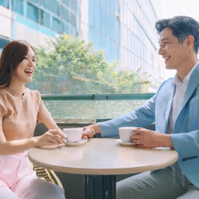 新小岩の結婚相談所のイメージ｜カフェで談笑するカップルの婚活デート風景