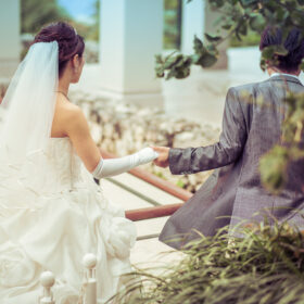 白いウェディングドレスとグレーのタキシードを来たカップルの結婚式