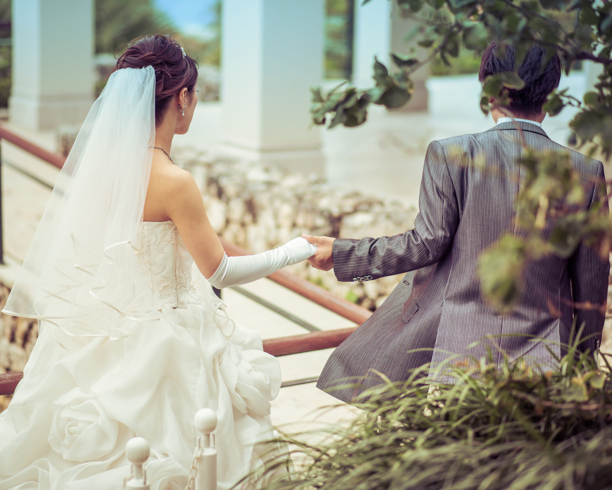 白いウェディングドレスとグレーのタキシードを来たカップルの結婚式